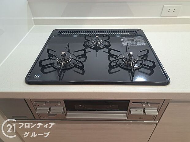 三口コンロで同時に複数の調理が可能です