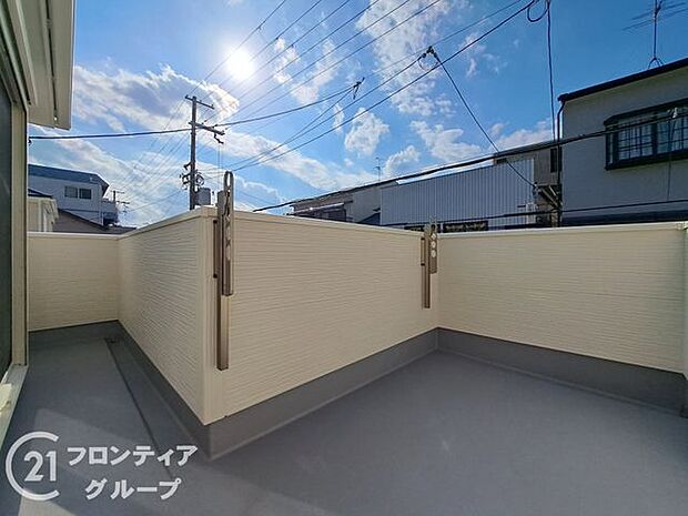 日当たりの良いバルコニーは、お洗濯が多いときも安心!たくさん干してもカラっと乾きそうです!