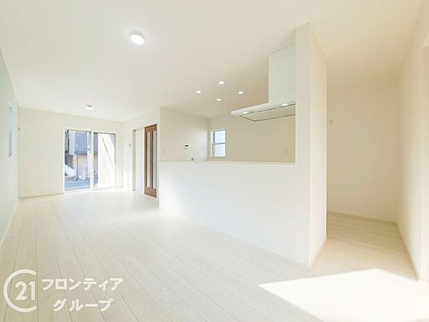 フローリングにはキズの付きにくい特殊塗装を採用し、内装やドアの仕上げは、堂々とした木目で、木の温もりを感じながらお過ごしいただけますね。