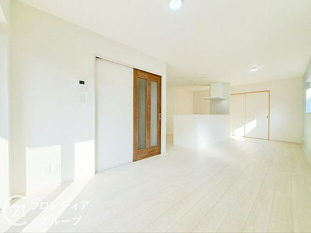 シンプルで美しいデザインのリビングは、お好みのインテリアにコーディネイトしやすく、家族がやすらぐ癒しの空間が作れますね。