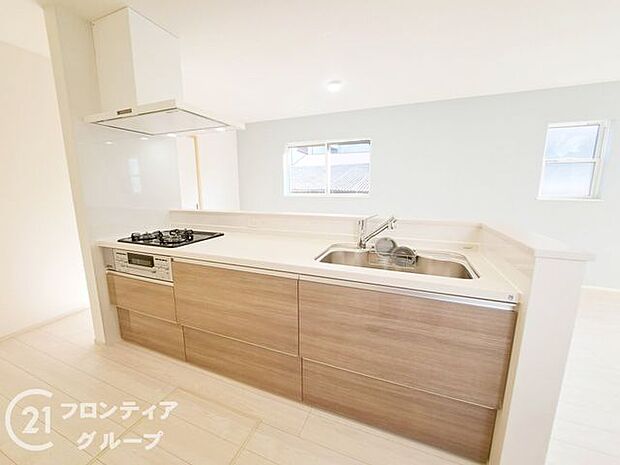 人工大理石カウンタートップ・ガラストップコンロを採用しており、お掃除ラクラク!奥様に嬉しい機能がたくさんついており、毎日のお料理も楽しくなりそうですね!