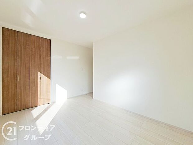 寝室や子供部屋にぴったりなシンプル洋室でお部屋のコーディネートが楽しめますね。