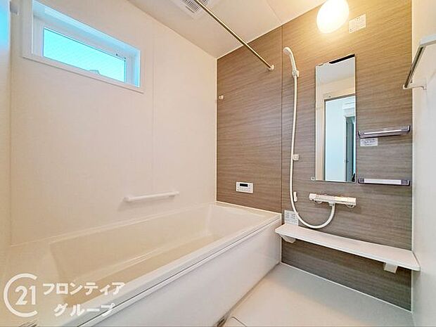 浴室には隠れた節水機能が充実!シャワーにはたくさんの空気を含んだ大粒の水は節水効果大!浴槽内にはステップがあり、出入り時の負担も軽減するスリムな形を採用