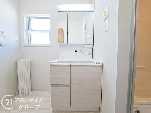 小窓付きの洗面室は、毎朝心地よい光を運んでくれるので、すがすがしい気持ちで1日をスタートできます!また、1坪以上の広い空間です!