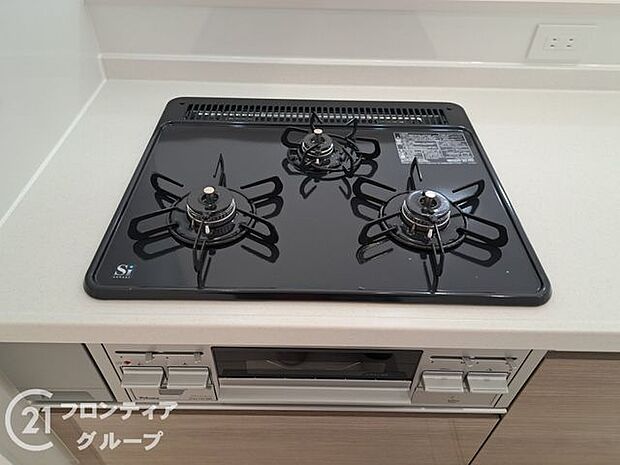 三口コンロで同時に複数の調理が可能です
