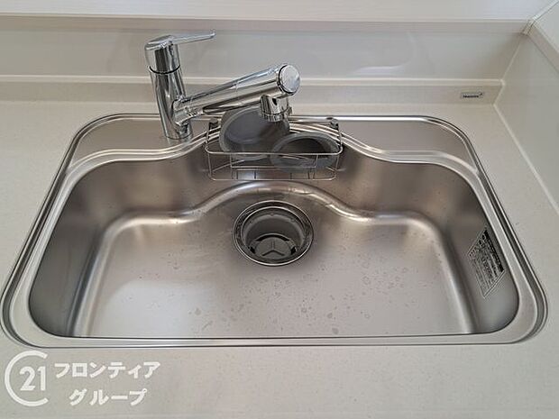 お鍋やホットプレートもすっぽりと入るワイドシンク