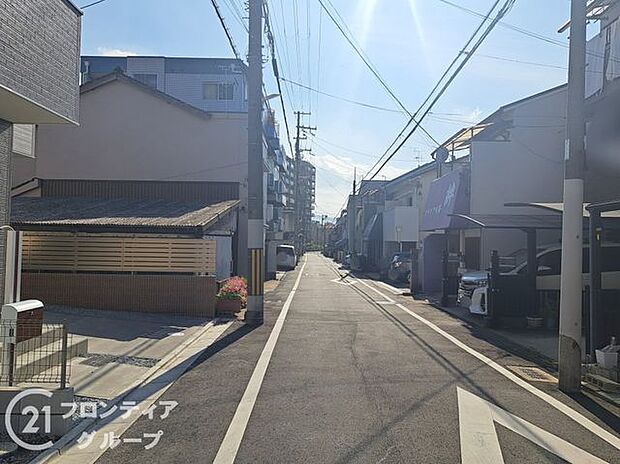 前道が広々としており、来客時にも安心して駐車できます。整備された道路で、車の出し入れがスムーズです。
