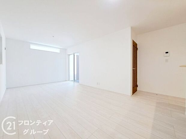 シンプルで美しいデザインのリビングは、お好みのインテリアにコーディネイトしやすく、家族がやすらぐ癒しの空間が作れますね。