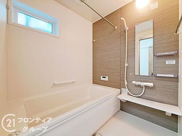 浴室には隠れた節水機能が充実！シャワーにはたくさんの空気を含んだ大粒の水は節水効果大！浴槽内にはステップがあり、出入り時の負担も軽減するスリムな形を採用