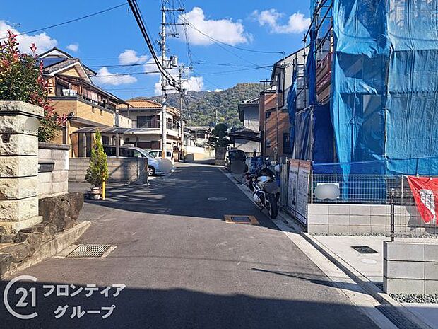 前道が広々としており、来客時にも安心して駐車できます。整備された道路で、車の出し入れがスムーズです。
