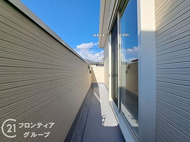 日当たりの良いバルコニーは、お洗濯が多いときも安心！たくさん干してもカラっと乾きそうです！