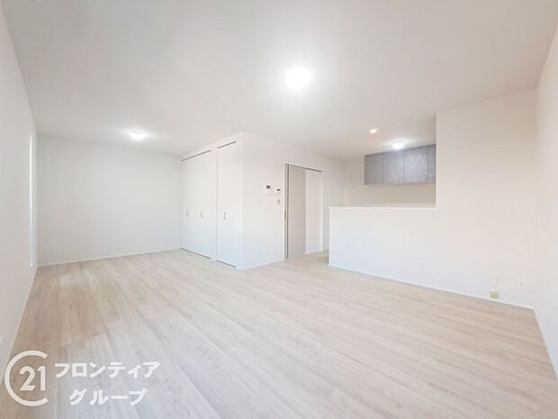 リビングは、落ち着いた色合いのフローリングが特徴です。家族の時間を大切にする理想的な空間です。