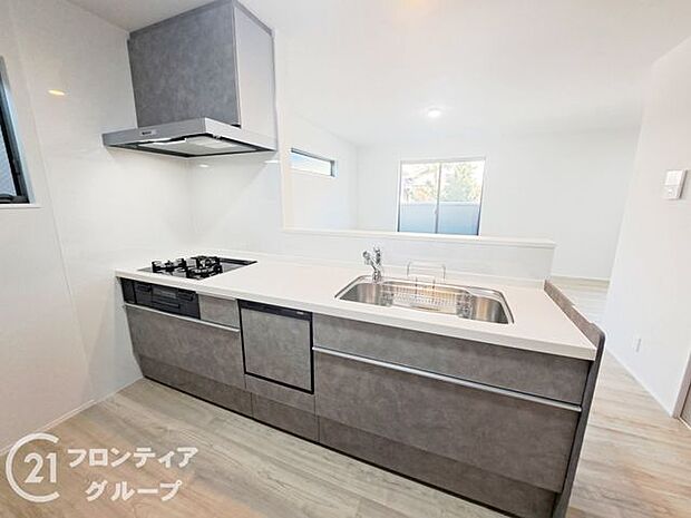 対面式キッチンは、家族のコミュニケーションを育み、子育て家族にも好適なプラン!リビングで寛ぐご家族をいつも感じられます♪会話を楽しみながら家事ができ、小さいお子様がいても安心です!