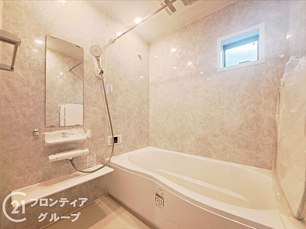 清潔感あふれるバスルームで、毎日の疲れを癒せます。明るく開放的な空間で、リフレッシュできるひとときをお楽しみください。