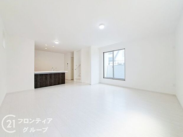 広々18.62帖のリビングです。家具を置いても広々としており、快適にお住まいいただけます。