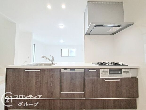 食器洗い乾燥機などの先進設備を備えたキッチンでお料理しながら、子どもたちの様子を見渡せるので安心ですね!