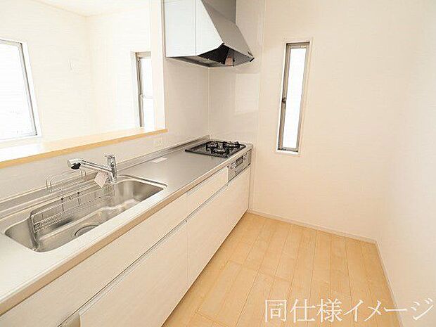 ＼同仕様写真／お手入れが楽に行える換気扇やステンレスワークトップは毎日お料理する奥様の味方！