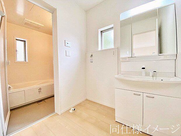 ＼同仕様写真／小窓付きの洗面室は、毎朝心地よい光を運んでくれるので、すがすがしい気持ちで1日をスタートできます！