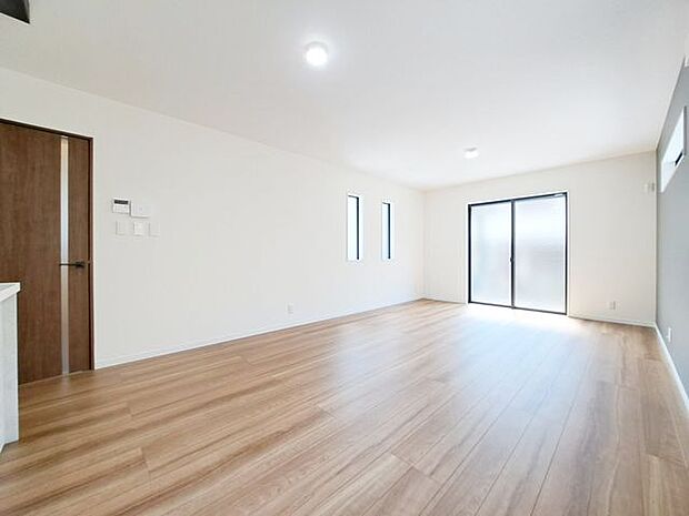 明るい床でお昼間であれば照明がいらないくらいですね。午後のひと時に、柔らかい光の中でほっと一息入れたくなりますね