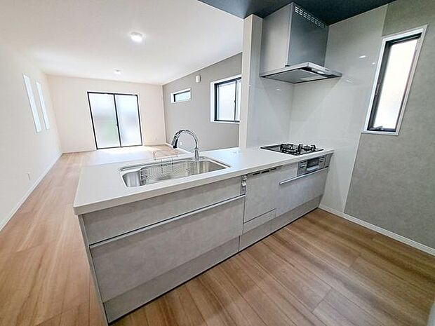 キッチンは標準で食器洗浄乾燥機が付いています。床材やクロスのお色もスタイルに合わせてセレクトさせていただきます