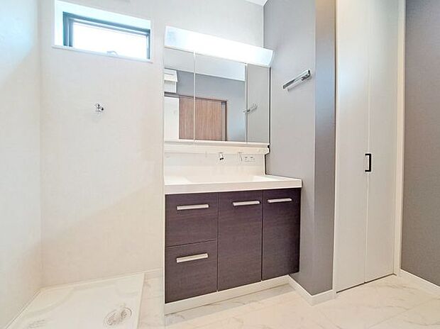 シャンプードレッサーには座って身支度できるスペースもあり、お風呂上がりのドライヤーや朝のお化粧も楽々