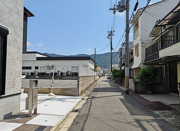 前道が整備されており、快適なアクセスを実現します。交通量の少ない環境で、静かに暮らせる住まいです。