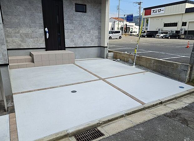 広々としたスペースで車の出し入れがスムーズに行えます。