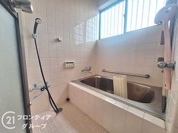 1日の疲れを癒してくれるバスルーム！窓があり換気もバッチリ！