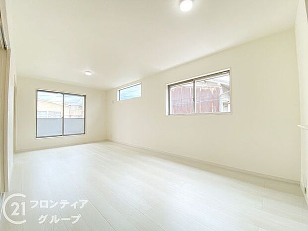 LDKには大きな窓からたくさんの光が入り、明るく、開放的な空間を演出してくれます。お友達が遊びに来た時も自慢のリビングになりますね！