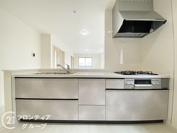 お手入れが楽に行える換気扇やステンレスワークトップは毎日お料理する奥様の味方！