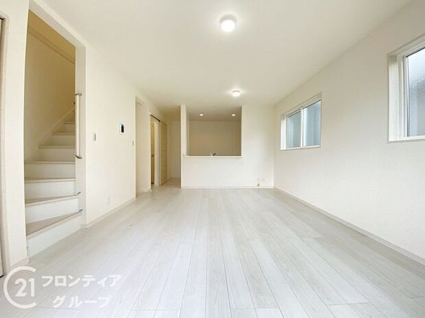 リビングのフローリング材には、木目や色調など木材特有の風合いがあり、ナチュラルな美しさで、日々の生活に温もりを与えてくれます。