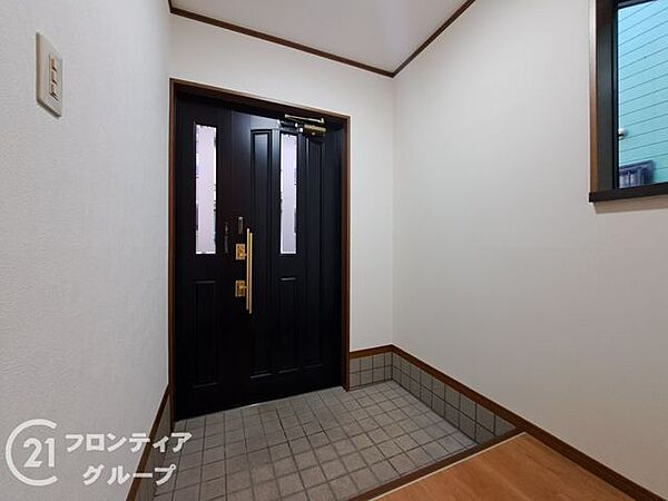 おしゃれなデザインの玄関で、訪れる人を温かく迎えます