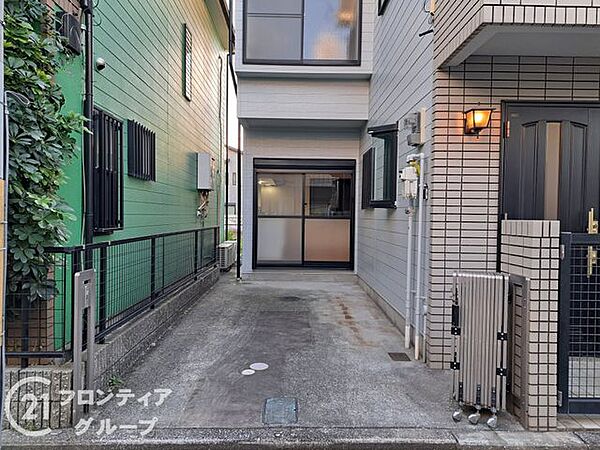 使いやすい駐車場で、家族全員が快適に利用できるスペースです