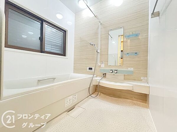 しっかり換気が出来る大きな窓付き。湿気がこもりやすい浴室も清潔に保てます。