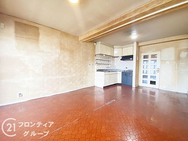 日差しがたっぷりと入る明るいお部屋は いるだけで心がワクワクしますね！ライフスタイルに合わせて ソファやダイニングテーブルを自由にコーディネートする楽しみ 新生活のイメージが膨らむ素敵な空間ですね！