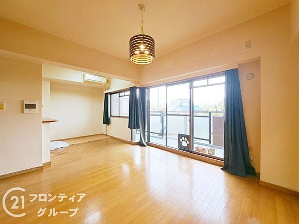 大きな窓のあるリビングは、陽光あふれる明るい空間です。居心地良く、ご家族皆がゆったり寛げる憩いの空間となりそうです。