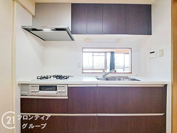 3口コンロ付きのキッチンは、調理の効率が良く、同時に多くの料理を作れる便利で機能的な空間です