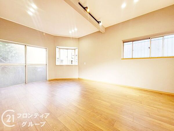 リフォーム済みのリビングは、洗練されたデザインと快適な空間が広がり、家族の集う場所にぴったりです！