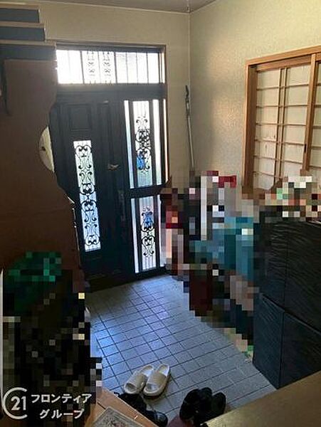 おしゃれなデザインの玄関で、訪れる人を温かく迎えます