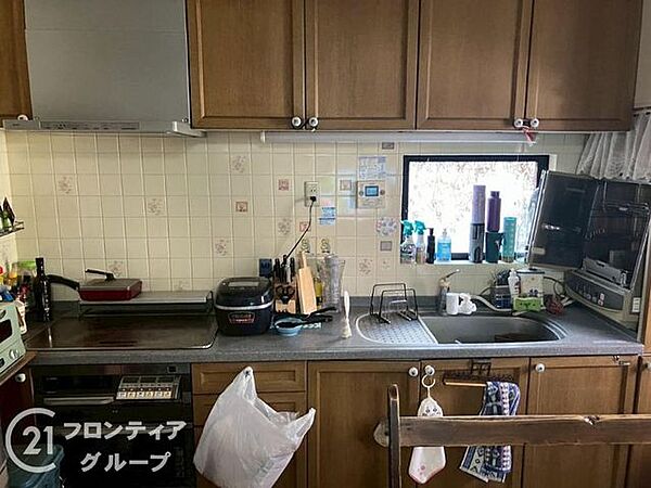 収納が充実しており、キッチン用品をすっきりと整理できる便利な空間です
