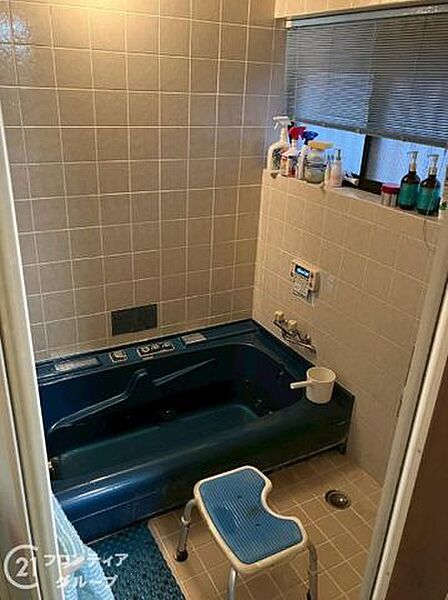 ゆったりと脚を延ばして、1日の疲れを癒せます。窓があるのでこまめに換気ができ、清潔感を保てます。落ち着いた色合いは、心を穏やかにし、リラックスタイムをより豊かにします。