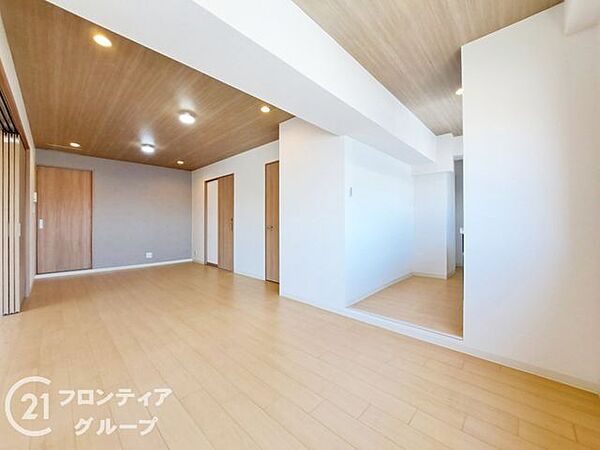 リビングは、柔らかな色調でまとめられており、心安らぐ雰囲気を演出します。リラックスできる空間です。