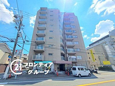 外観:シンプルながらも存在感のあるマンション外観は、住む人を魅了し、日常に特別な時間をもたらします。都会的なデザインが魅力で、住む人に誇りを与える空間です 外観:シンプルながらも存在感のあるマンション外観は、住む人を魅了し、日常に特別な時間をもたらします。都会的なデザインが魅力で、住む人に誇りを与える空間です