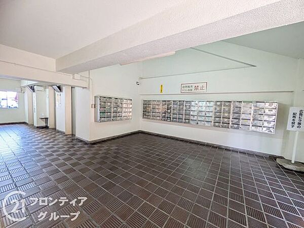マンションのエントランスは、住まう方々を迎える洗練された空間です。日常の出入りを快適にするための工夫がされています。