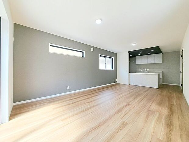 明るく開放的なリビングです。広々とした大きさですよ。一家団らんの空間として快適にお過ごしいただけます。