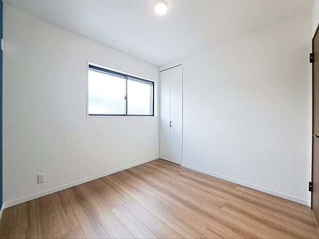 ドアや窓に設置するセンサーつき。開け閉めを自動で検知し知らせてくれるため自宅の防犯に一役買ってくれます。