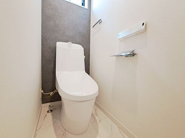 トイレは温水洗浄付き便器です。壁紙の色、窓の配置等、一邸一邸のこだわりをぜひ現地でご覧ください。