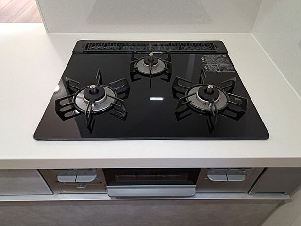 三口ガスコンロで同時に複数の調理が可能、お料理も捗りますね