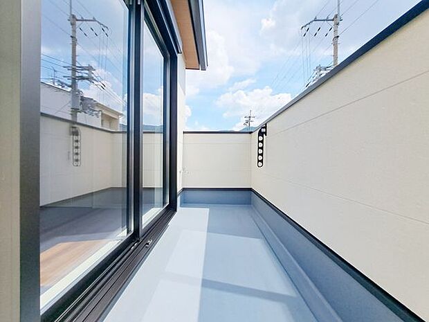 日当たりの良いバルコニーは、お洗濯が多いときも安心！たくさん干してもカラっと乾きそうです！