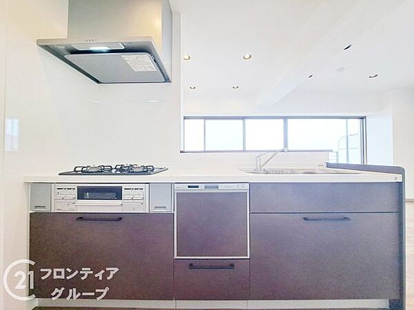 収納が充実しており、キッチン用品をすっきりと整理できる便利な空間です
